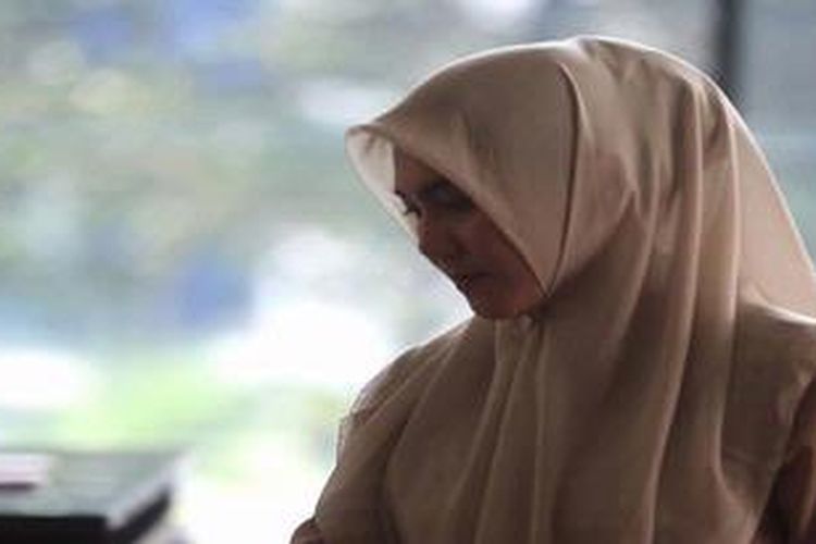 Salah seorang Istri muda Irjen Pol. Djoko Susilo, Mahdiana di periksa penyidik Komisi Pemberantasan Korupsi (KPK), Jakarta, Rabu (20/3/2013) . Mahdiana diperiksa sebagai saksi kasus tindak pidana pencucian uang tersangka Djoko Susilo.
