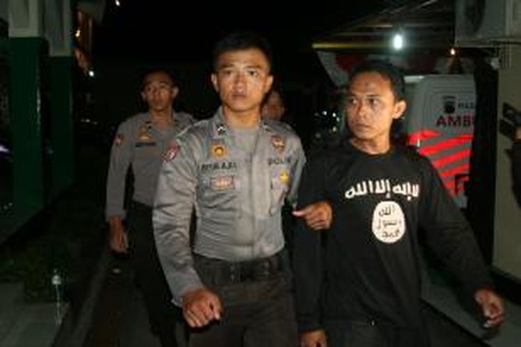 Ade Puji Kusmanto, saat berada di Polres Tegal, Jawa Tengah, Selasa (19/8/2014). Ade diamankan lantaran memakai kaos bergambar ISIS.