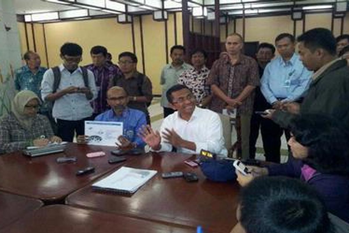 Dahlan Iskan dalam jumpa pers di PT DI, Bandung, Kamis (12/1/2012).
