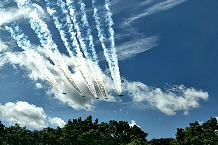 Pesawat F-16 dan Sukhoi melintas tepat di atas lokasi upacara serah terima jabatan Panglima TNI di Lapangan Upacara Markas Besar TNI, Cilangkap, Jakarta Timur, Sabtu, (9/12/2017).