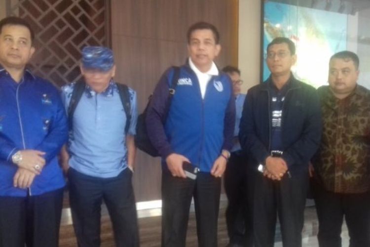 Sekjen Partai Demokrat Hinca Panjaitan (tengah) mengumumkan JR Saragih (kedua dari kanan) dicopot sementara dari jabatannya sebagai Ketua DPD Demokrat Sumut di Hotel Wings Kualanamu, Kabupaten Deliserdang, Sumatera Utara, Rabu (21/3/2018). Posisinya digantikan oleh Heri Zulkarnain, Anggota DPRD Kota Medan.