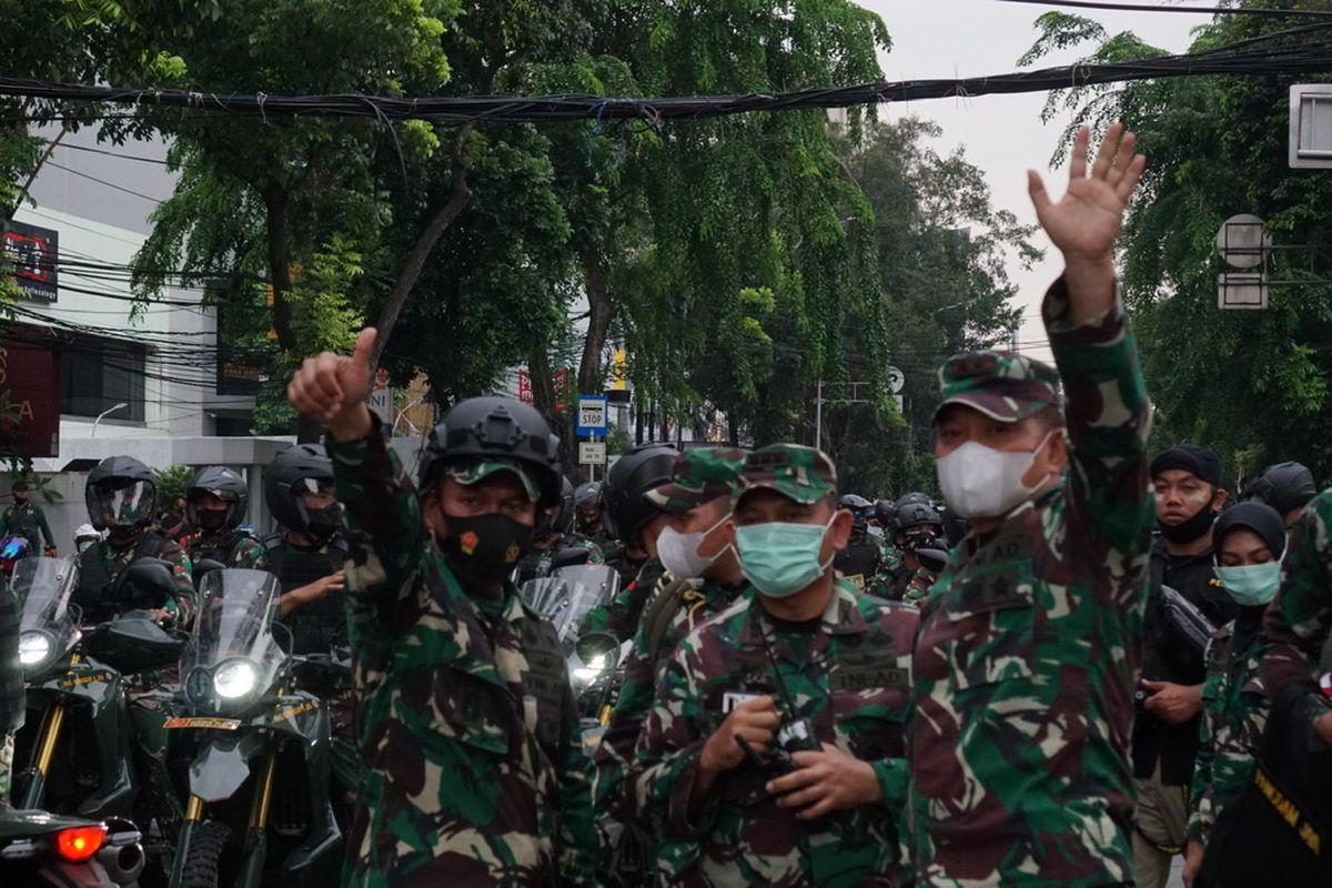 Pangdam Jaya, Mayjen Dudung Abdurachman melambaikan tangan ke arah massa pendemo di Jalan Wahid Hasyim, Menteng, Jakarta pada Selasa (13/10/2020) sore.