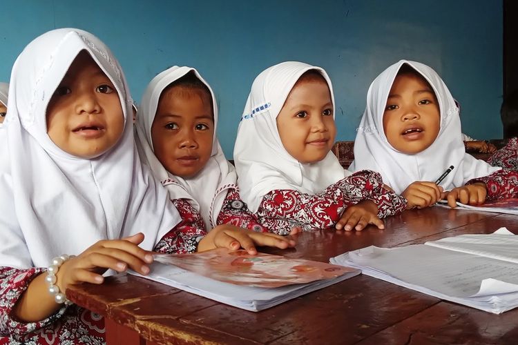 Murid sekolah dasar di Kabupaten Cianjur, Jawa Barat, ini terpaksa duduk berdempetan hingga empat orang karena ruang kelas mereka ada yang rusak terdampak bencana.