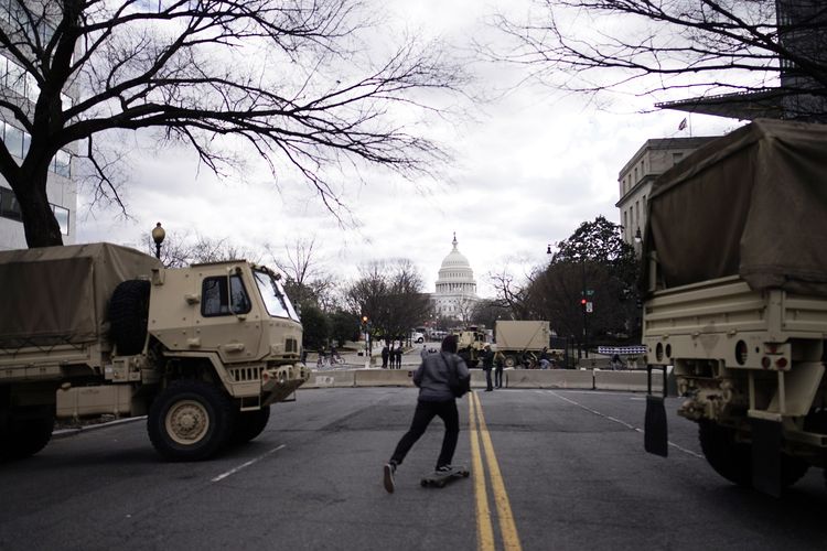 Kendaraan militer Garda Nasional ditempatkan di dekat Gedung Capitol Hill, seiring pengetatan keamanan jelang pelantikan Joe Biden dan wakilnya, Kamala Harris, pada 20 Desember. Foto diambil pada Minggu (17/1/2021).