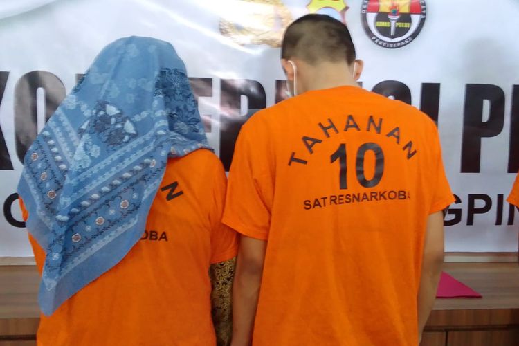 Kasubag TU Lapas Umum Tanjungpinang, ES (kiri), dan anaknya RK menggunakan baju tahanan Satres Narkoba Polresta Tanjungpinang, Rabu (6/12/2023).