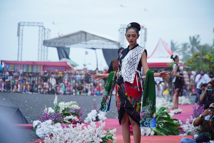 Penampilan batik Lumajang dalam festival segoro topeng kaliwungi di Pantai Watu Pecak Lumajang, Minggu (29/6/2025)