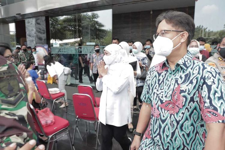 Menteri Kesehatan Budi Gunadi bersama Gubernur Khofifah Indar Parawansa saat meninjau pelaksanaan Vaksinasi Covid-19 untuk lansia di Gedung Samator, Jalan Kedung Baruk Surabaya, Sabtu (27/2/2021).