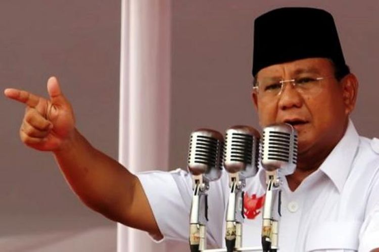 Prabowo Subianto menyampaikan orasi ketika kampanye akbar di Gelora Bung Karno, Senayan, Jakarta Pusat, Minggu (22/6/2014).