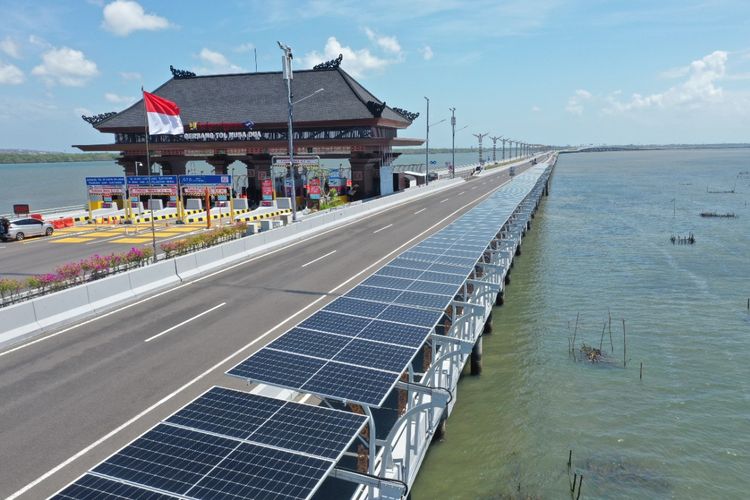 Panel surya sebagai PLTS di Jalan Tol Bali-Mandara resmi beroperasi mulai Rabu (21/9/2022).