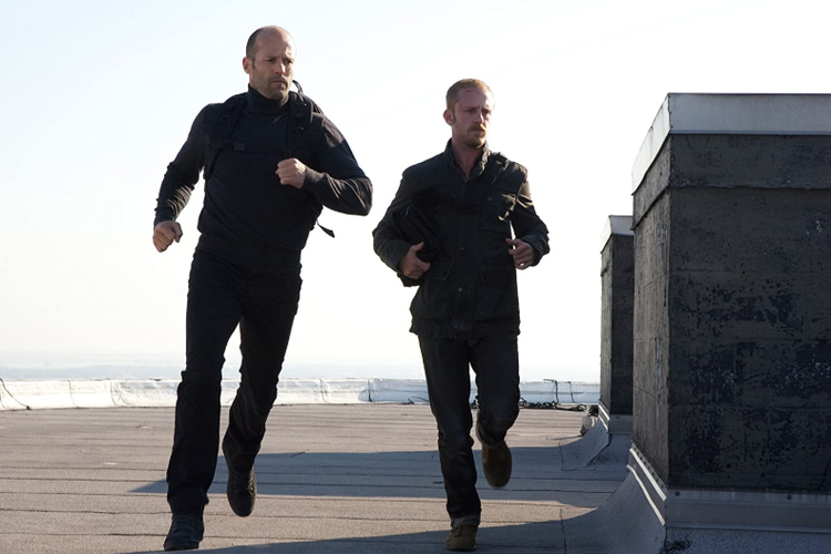 Jason Statham dan Ben Foster beradu akting dalam film aksi, The Mechanic (2011).