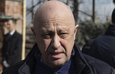 Pemimpin tentara bayaran Grup Wagner, Yevgeny Prigozhin, saat menghadiri pemakaman di Troyekurovskoye, Moskwa, Rusia, 8 April 2023. Konflik Wagner vs Rusia terjadi setelah Prigozhin mengumumkan penggulingan kepemimpinan militer pada Jumat (23/6/2023).