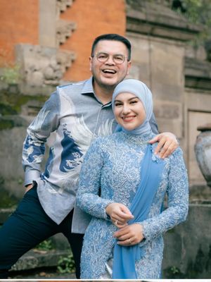Irish Bella tampil anggun dengan kebaya biru pastel saat menghadiri wisuda anak sambungnya. Gayanya elegan dan penuh kehangatan.