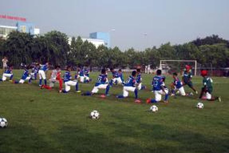 Sesi latihan tim Yamaha Indonesia U-13 Garuda Merah (kostum latihan biru) di lapangan latihan My Dinh National Stadium, Hanoi, Vietnam, Jumat (4/10/2013).