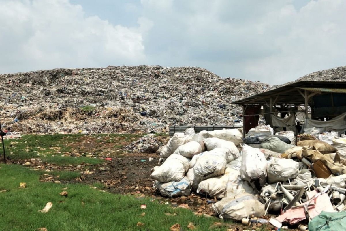 Gunungan sampah di Tempat Pembuangan Akhir (TPA) Burangkeng, Desa Burangkeng, Setu, Kabupaten Bekasi, Kamis (14/2/2019).