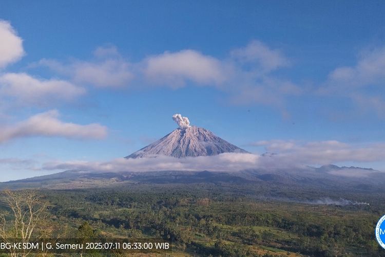 Visual erupsi Gunung Semeru dengan letusan setinggi 700 meter, Jumat (11/7/2025).