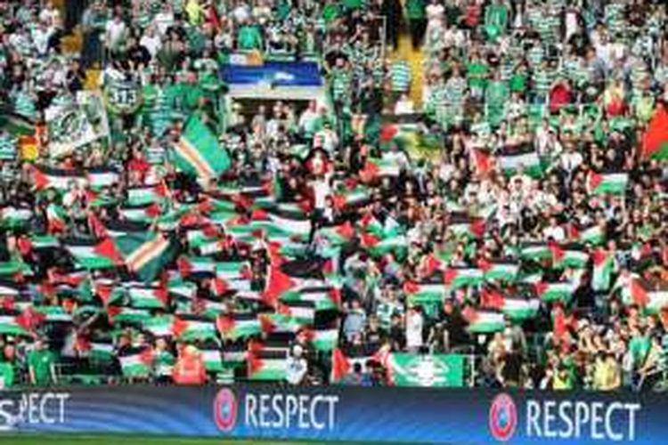 Suporter Celtic mengibarkan bendera Palestina dalam pertandingan kualifikasi Liga Champions melawan tim Israel, Hapoel Beer-Sheva, pada 18 Agustus 2016. 