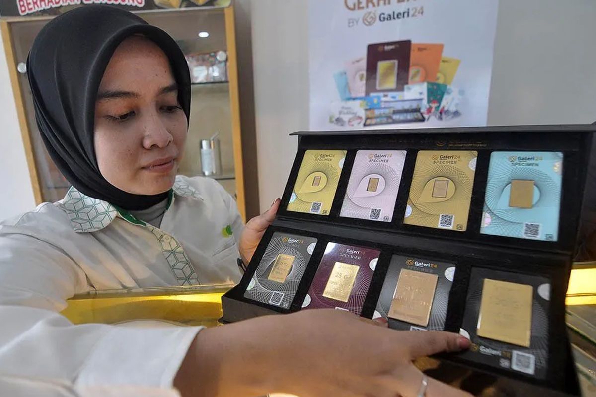 Pegawai menata kepingan emas yang dijual di Kantor Pegadaian Cabang di Kota Bengkulu, Provinsi Bengkulu.
