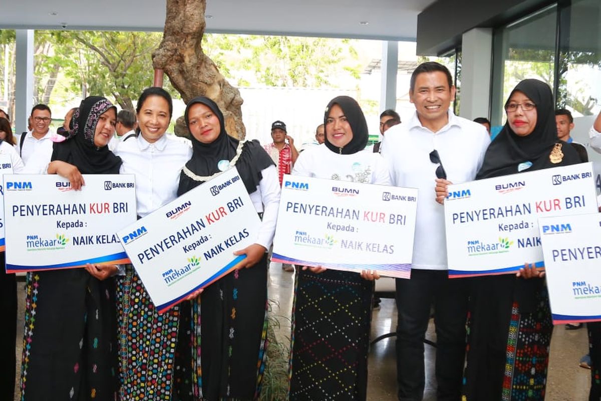 Menteri BUMN Rini Soemarno dan  Wakil Direktur Utama Bank BRI Catur Budi Harto berfoto bersama para nasabah Mekaar Naik kelas yang mendapatkan Kredit KUR Mikro dari Bank BRI, di Labuan Bajo, NTT, Senin (9/9/2019).