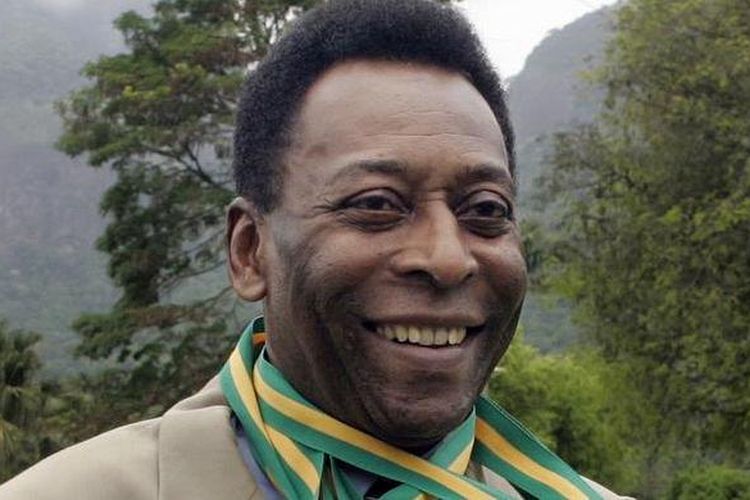 Mantan pesepak bola Brasil, Edson Arantes do Nascimento alias Pele, berpose dengan medali Juara Dunia enam kali pada 22 Desember 2010 di Rio de Janeiro, Brasil, dalam sebuah acara seremonial. Pele tengah dirawat di rumah sakit di Sao Paulo, Brasil, menurut juru bicara Rumah Sakit Albert Einstein pada 13 November 2012. Koran Sao Paolo, Folha, memberitakan, Pele menjalani operasi pinggul untuk memperbaiki problem tulang pahanya. 