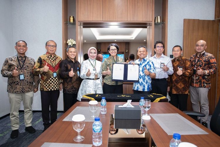 Bank BJB dan Kementerian Pendidikan Dasar dan Menengah (Kemendikdasmen) Republik Indonesia melakukan penandatanganan nota kesepahaman (MoU) bertema ?Sinergi Tugas Bidang Literasi Keuangan dan Bidang Pendidikan Dasar dan Menengah? yang dilaksanakan di Jakarta, Selasa (11/11/2025). 