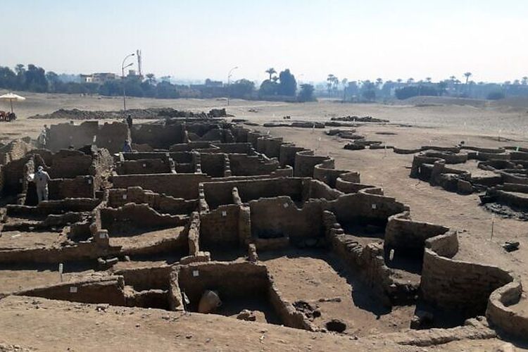 Aten, kota kuno di Mesir yang berusia 3.000 tahun dan berhasil ditemukan oleh tim arkeolog. Kota itu masuk wilayah Luxor, sekitar 500 kilometer di selatan ibu kota Mesir, Kairo. 