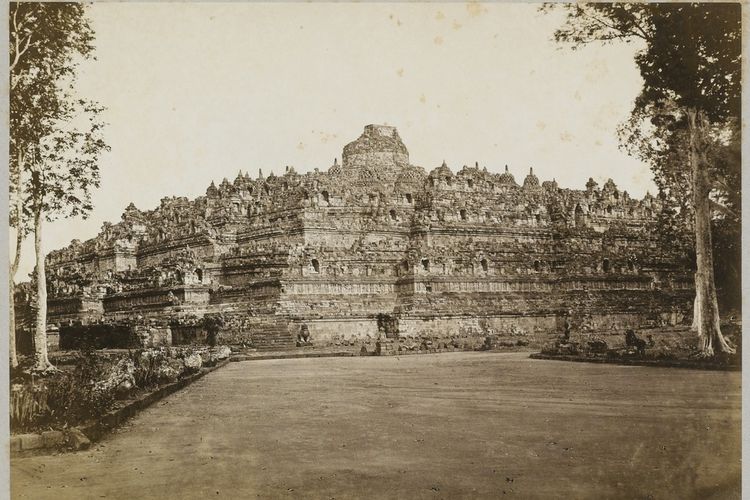 Foto Candi Borobudur dari sisi barat laut menjadi salah satu foto Kassien Caphes, fotografer pertama Indonesia