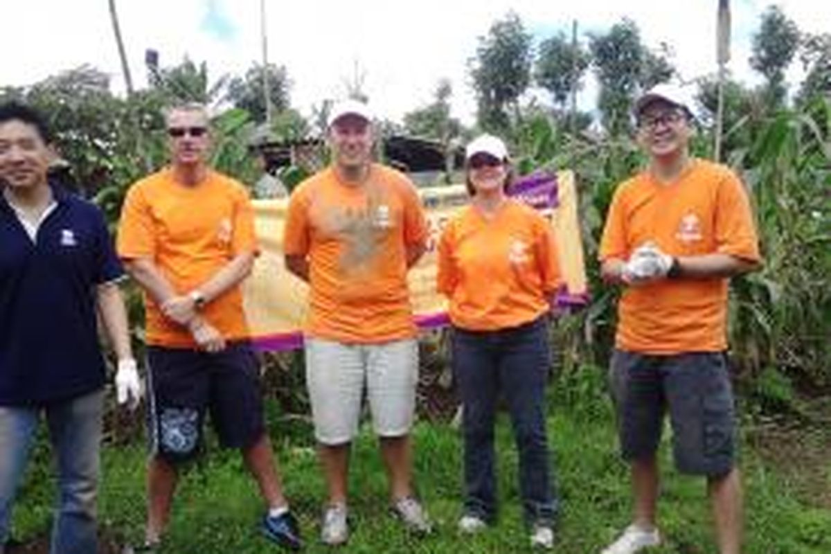 Deputy CEO of Cigna Indonesia, Julian Mengual (tengah) sesuai membangun rumah untuk warga miskin di Kabupaten Buleleng, Bali, Kamis (6/3/2014).