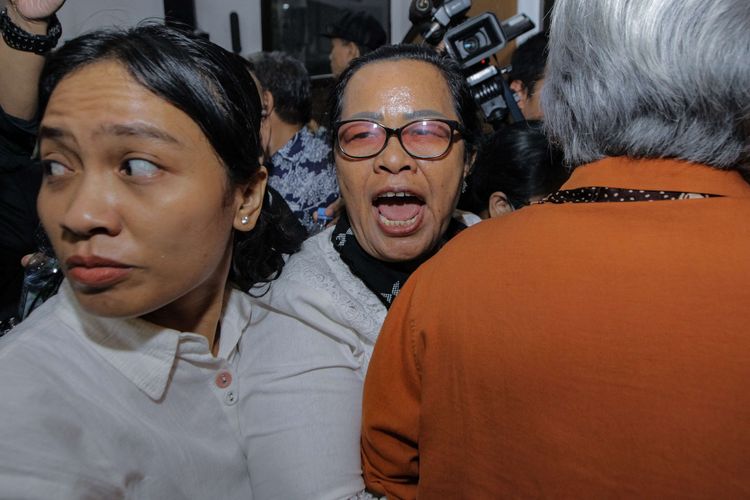 Ibu korban pembunuhan berencana Nofriansyah Yosua Hutabarat atau Brigadir J, Rosti Simanjuntak meninggalkan ruang sidang usai mendengarkan putusan majelis hakim saat hadir di sidang vonis dengan terdakwa, Putri Candrawathi di Pengadilan Negeri Jakarta Selatan, Senin (13/2/2023). Majelis hakim menjatuhkan vonis 20 tahun penjara pada Putri Candrawathi.