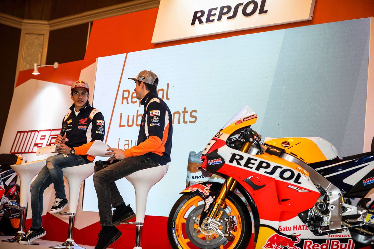 Tim MotoGP, Repsol Honda, Marc Marquez dan Alex Marquez saat acara Repsol Lubricant Show di Hotel Shangri-La, Jakarta, Rabu (5/2/2020). Repsol Honda memperkenalkan kakak beradik Marc dan Alex Marquez sebagai pebalap mereka untuk MotoGP 2020.