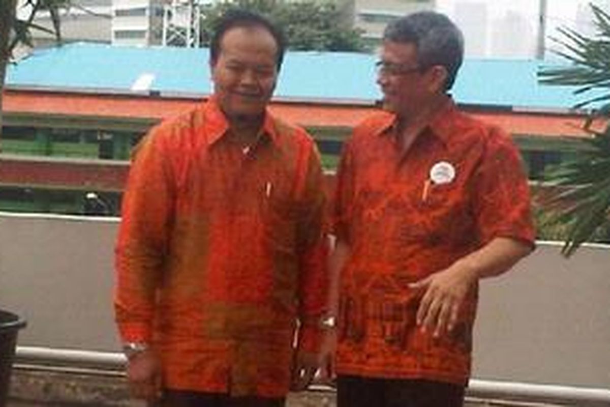 Pasangan bakal calon gubernur dan bakal calon wakil gubernur DKI Jakarta Hidayat Nur Wahid Dan Didik J Rachbini mengenakan batik khas Jakarta yang diluncurkan hari ini, Kamis (26/4/2012).