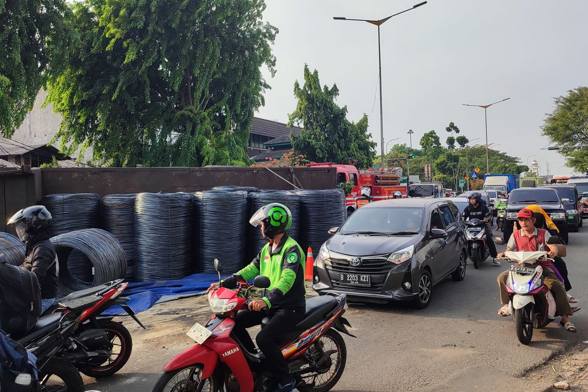 Truk bermuatan kawat baja terguling akibat rem blong, kondisi lalu lintas akibat kecelakaan tersebut cukup padat, Jumat (4/10/2024) 