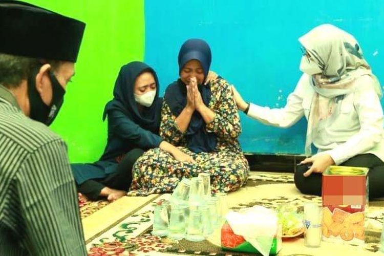 Bupati Ipuk (baju putih) memberi semangat keluarga korban KMP Yunicee, Ariana Niken Permatasari (23), di Desa Kabat, Rabu (30/6/2021). Ipuk juga sempat doa bersama keluarga dalam takziyah tersebut. 