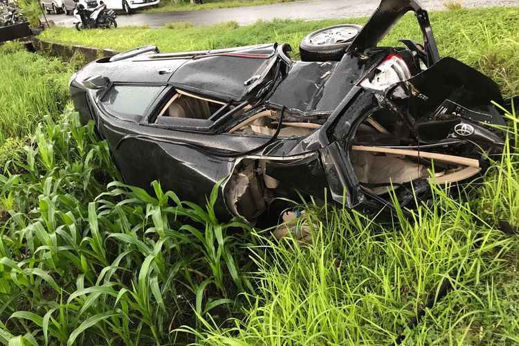 Mobil Innova mengalami kerusakan usai terlibat kecelakaan dengan Kereta Api Kahuripan di Desa Jambean, Kecamatan Kras, Kabupaten Kediri, Jawa Timur, Kamis (16/6/2022).
