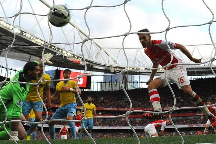 Gelandang Arsenal Aaron Ramsey (kanan) membobol gawang Crystal Palace, pada laga Premier League, di Emirates, Sabtu (16/8/2014).

