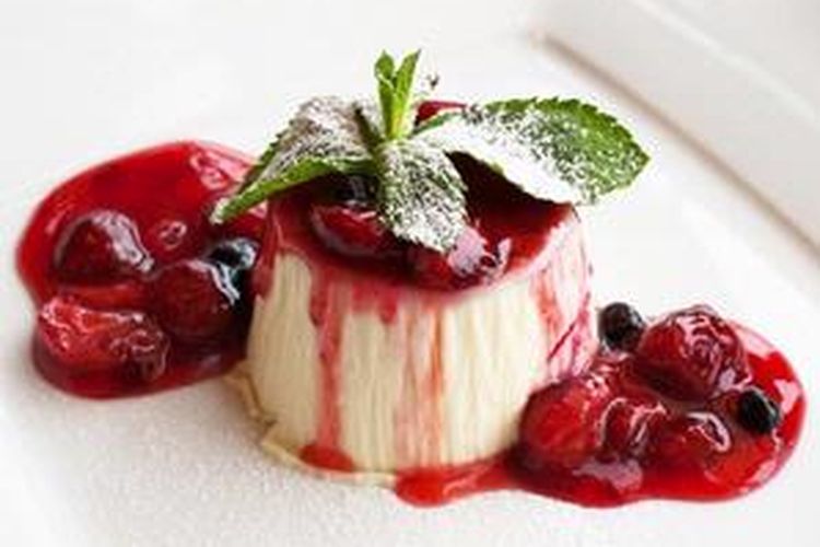 Tuangkan saus dari bubur pepaya ke atas dessert Anda, seperti puding atau panna cotta.