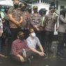 Demo di Bawah Guyuran Hujan Deras, 2 Anggota DPRD Sukabumi Diminta Duduk di Aspal