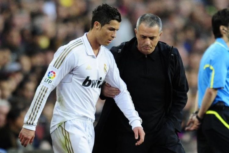 Penyerang Real Madrid, Cristiano Ronaldo, mendengarkan instruksi Jose Mourinho dalam lanjutan Liga Spanyol antara Barcelona vs Real Madrid di Stadion Camp Nou pada 21 April 2022. Terkini, Mourinho mengungkapkan cara mengeluarkan bakat monster Cristiano Ronaldo.