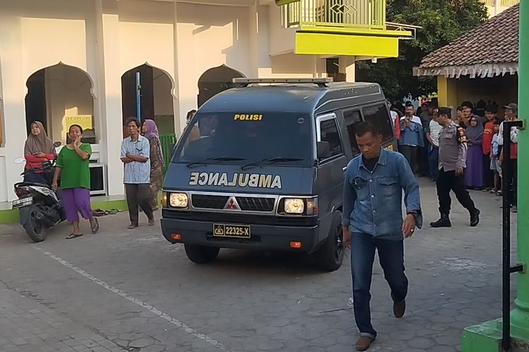 Mobil jenazah yang membawa jasad kedua korban pembunuhan oleh ibu kandungnya di Kelurahan Manisrenggo, Kota Kediri, Jawa Timur, Selasa (3/9/2024).