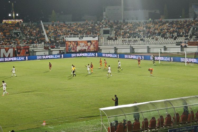 Malut United akhirnya mampu memperkecil ketertinggalan pada menit ke-77 melalui Frets Butuan bernomor punggung 21. Gol itu membuat skor berubah menjadi 5-1.