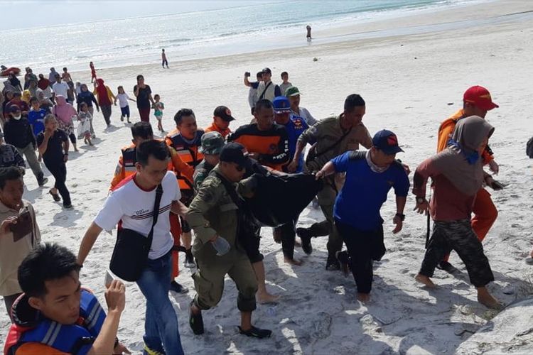 Proses evakuasi jasad Fania di Pantai Matras Sungailiat, Jumat (12/7/2019).