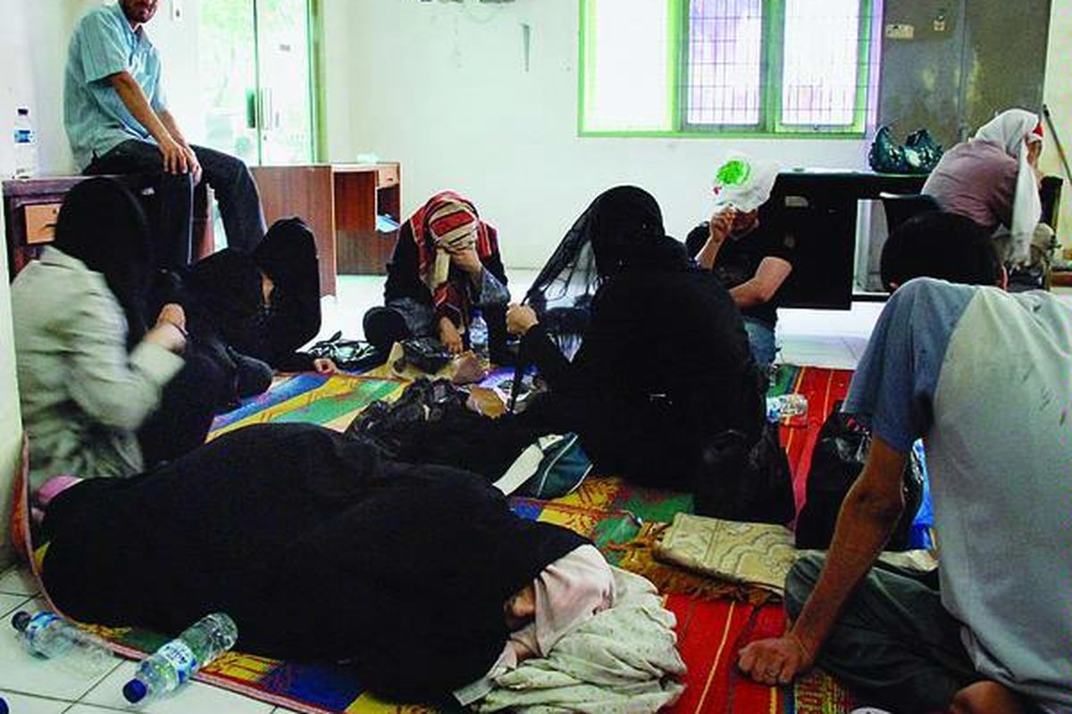 Para imigran menunggu diperiksa di Kantor Imigrasi Kelas I Polonia, Medan, Sumatera Utara, Jumat (26/3). Mereka diamankan petugas kantor imigrasi karena tidak memiliki dokumen yang lengkap.