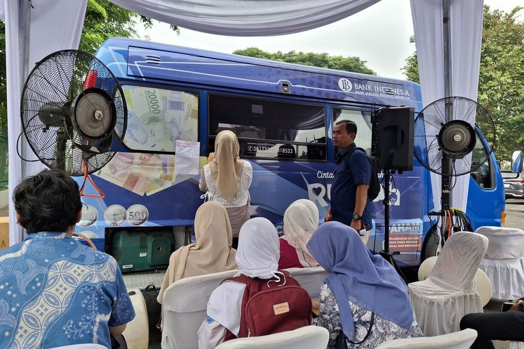 Ilustrasi suasana penukaran uang baru yang digelar Bank Indonesia.  