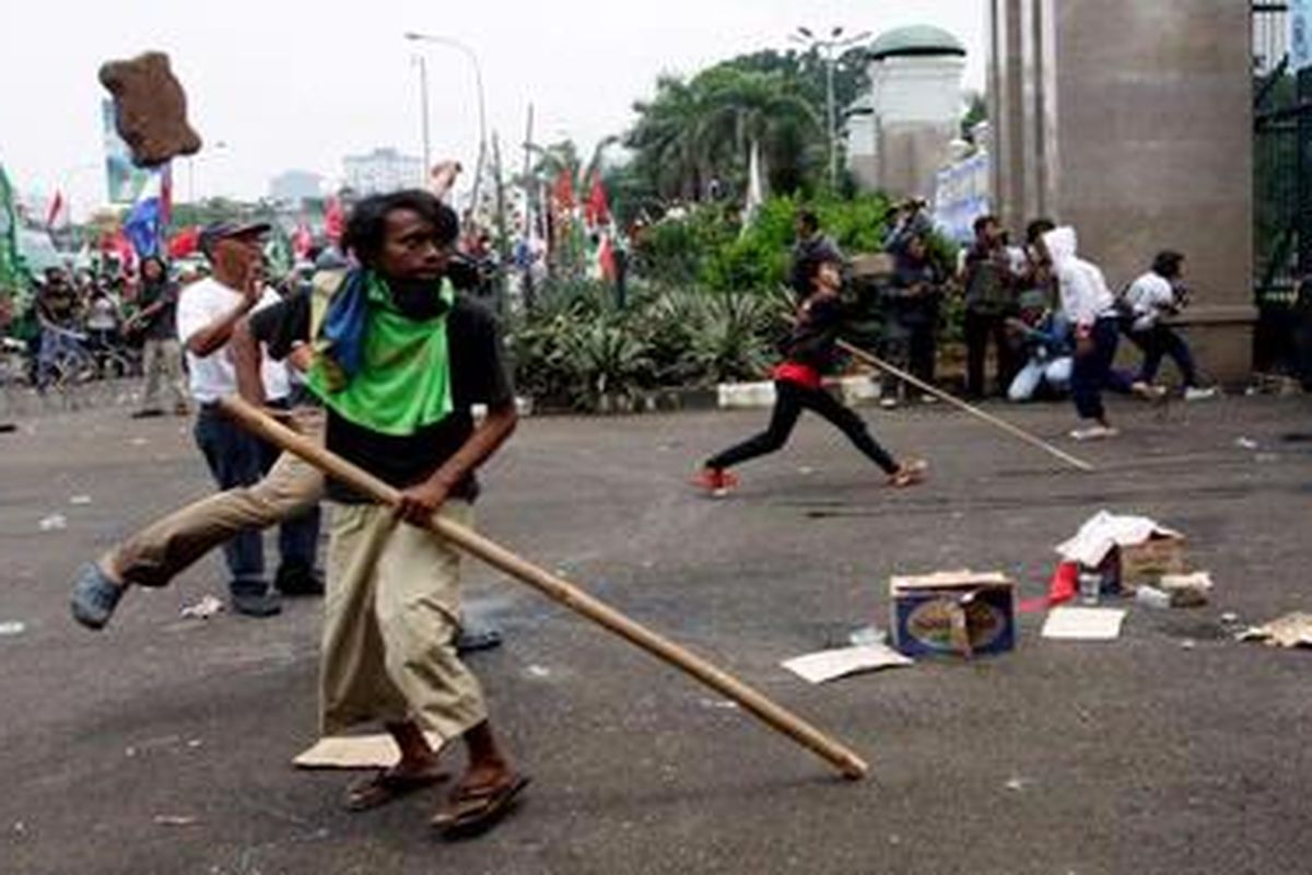 Massa melempari polisi dengan batu saat bentrokan yang terjadi di depan gedung DPR RI, Jakarta, Selasa (2/3/2010). Unjuk Rasa bertepatan dengan berlangsungnya Paripurna Century ini berakhir dengan bentrokan.