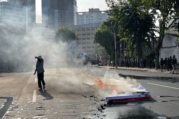 Suasana demonstrasi aksi solidaritas ojol Affan Kurniawan saat kepolisian menyemprotkan water Canon dan maju menghadang massa di depan Gedung Grahadi, Surabaya, Jumat (29/8/2025).