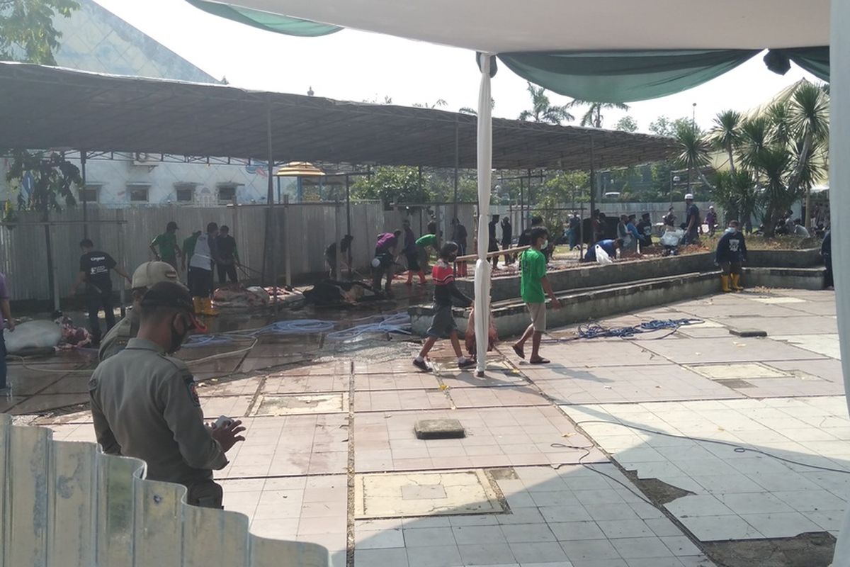 suasan pemotongan hewan Kurban di masjid At-Tin, Taman Mini, Jakarta Timur, Jumat (31/7/2020)
