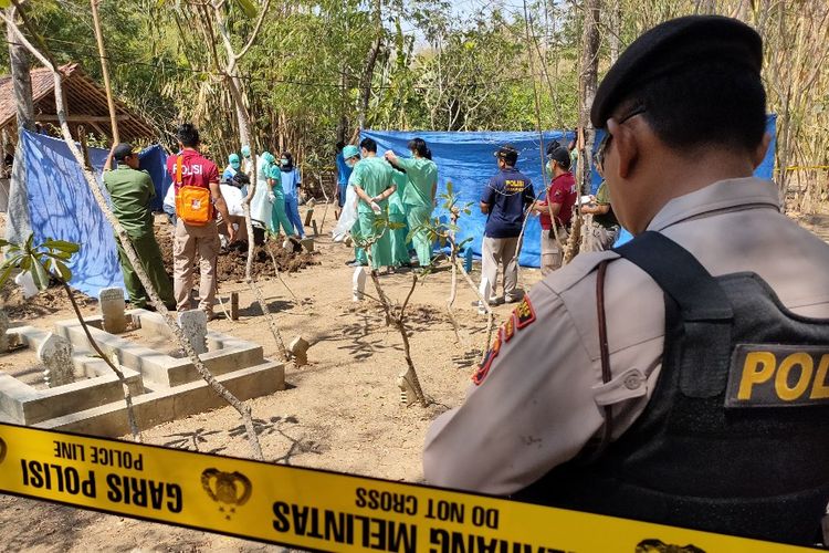 Polisi melakukan pengamanan jalannya pembongkaran makam untuk autopsi korban pembunuhan oleh anak kandungnya di Desa Kendayakan, Kecamatan Warureja, Kabupaten Tegal, Jawa Tengah, Kamis (31/10/2019).