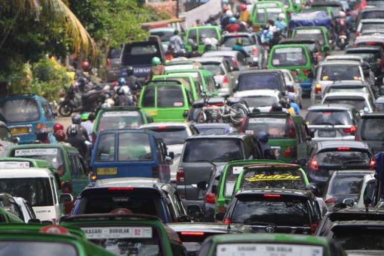 Kemacetan di jalan Otto Iskandardinata, Bogor, Jawa Barat, Jumat (8/7/2016). Kemacetan yang terjadi pada H 3 Lebaran ini dikarenakan bertambahnya volume kendaraan pribadi milik wisatawan yang ingin menuju Kebun Raya Bogor.