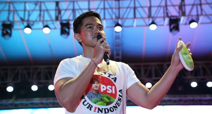 Kaesang dan Boneka Belimbing Sayur Berwajah Gibran di Konser Dewa 19