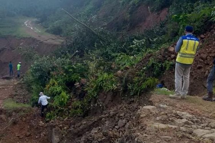 Jalan longsor di dataran tinggi Krayan Nunukan Kaltara. Longsor akibat curah hujan tinggi ini memutus jalan yang merupakan satu satunya akses ke wilayah lain. Akibatnya 2150 jiwa yang tinggal di 13 desa mengalami dampak tidak ringan