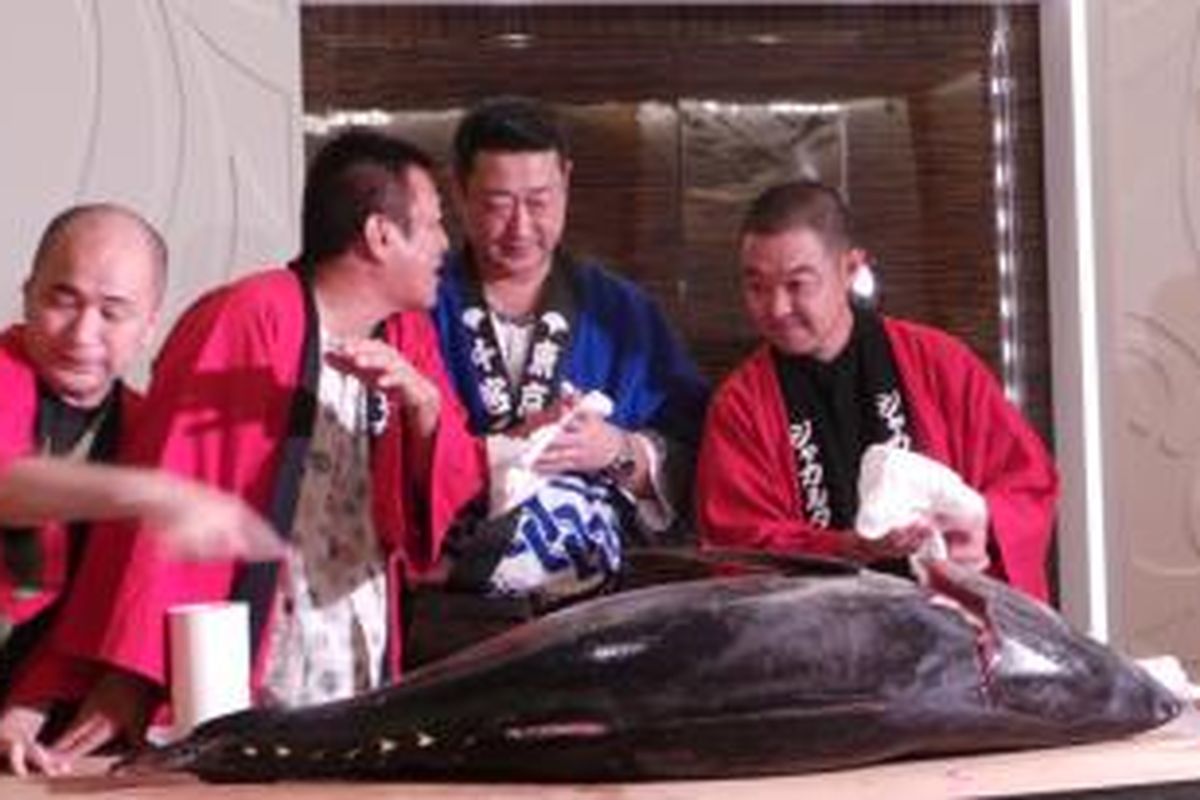 Empat orang chef profesional asal Jepang bersiap untuk memotong ikan tuna raksasa seberat 75 kilogram di Jak JapanMatsuri 2013, Hotel JS Luwansa, Jakarta, Minggu (1/9/2013).